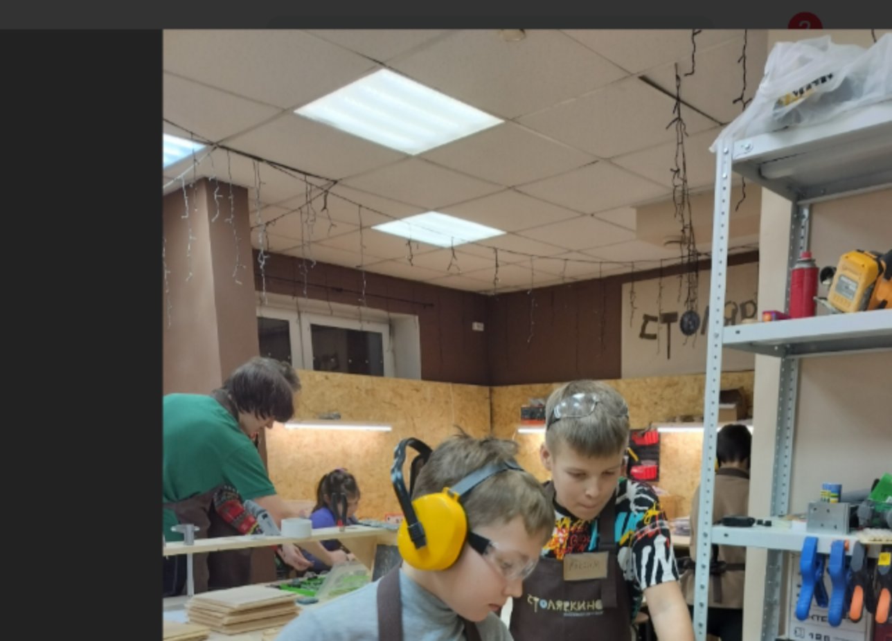 Рабочие места и стеллажи с инструментом в мастерской